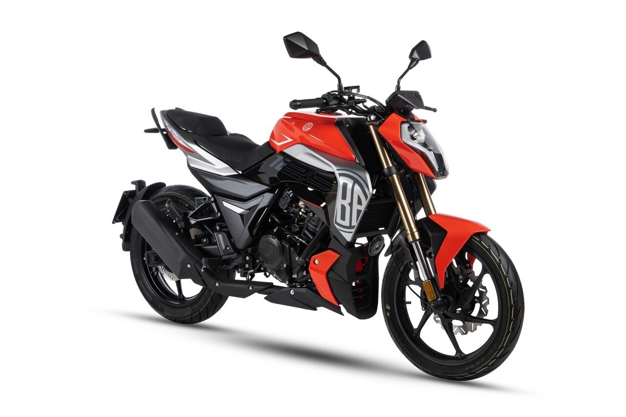 <div class='descrGalleryTitle'>F125</div><div class='descrGalleryText'><p>Altra naked ma <b>guidabile a 16 anni</b>. 125 cc, 10,8 kw, cambio a 6 marce e un peso a secco di 140 kg. Anche lei, come la 300, curata nell’aspetto estetico, con un gruppo ottico moderno, <b>forcella rovesciata</b>, anche se non regolabile, e un disco freno anteriore con disegno a margherita. Le ruote sono in lega ed entrambe da 17”.</p>
</div>